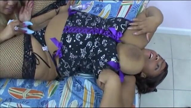 Girl on Girl: Awek montel lesbian berair dalam pakaian dalam seksi menjilat dan...