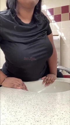Une fille excitée se tape le lavabo de la salle de bain
