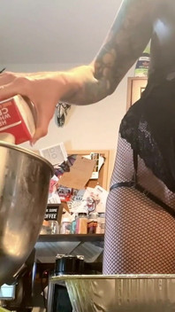 73 Gigante cozinhando em pequena cozinha