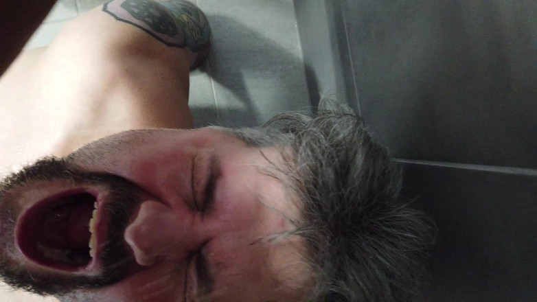 Lovekino: Gata com saia amarela mija cara na boca em primeiro...