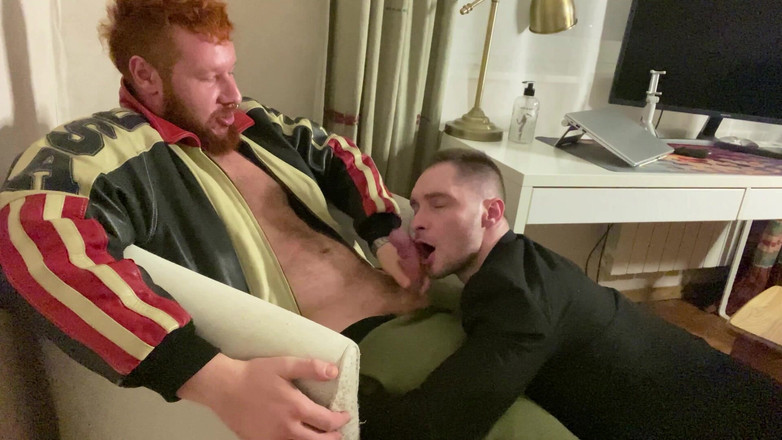 KinkySirius: Del 1. Kinkysirius i kostym tränar till fullo med munnen och...