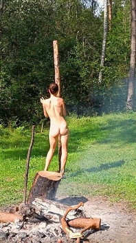 Gorąca brunetka doggystyle anal w lesie