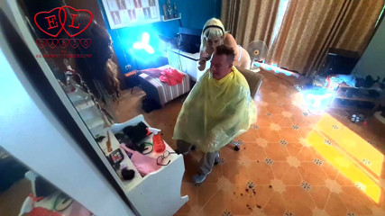 Strange stepfamily: Streich! Friseurin-frau zieht sich in ihrem fkk-friseurladen aus. Der kunde...
