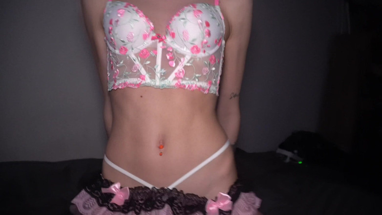 Stripehand: Ex Alemã Hardcore Magra e Dura com Roupa Rosa Doce
