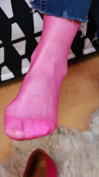 Loafers en suède rose et bas nylon usés - jeu de pieds taquin