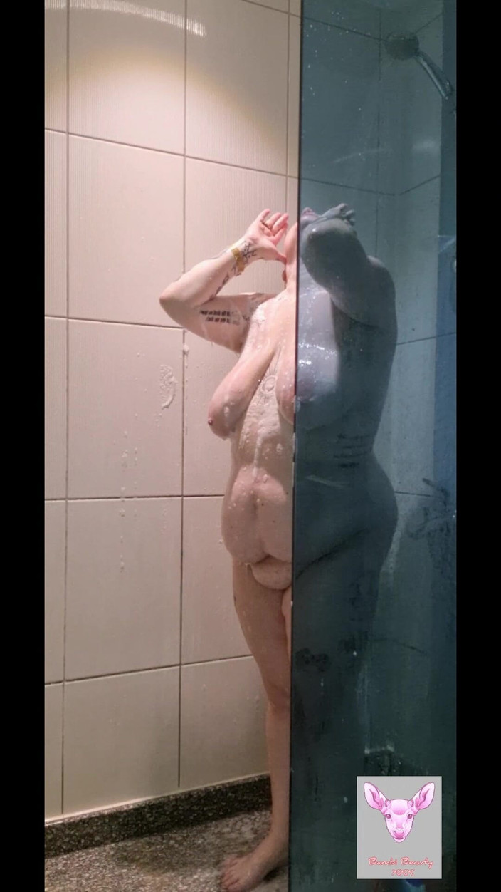 Bambi_beauty1: Anální hra ve sprše
