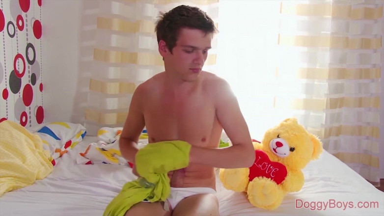 Doggy boys: Twink giovane dotato arrapato si sditalina nel buco del mais