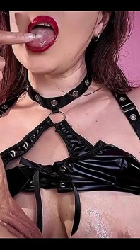 In questa bollente sessione di dominazione femminile