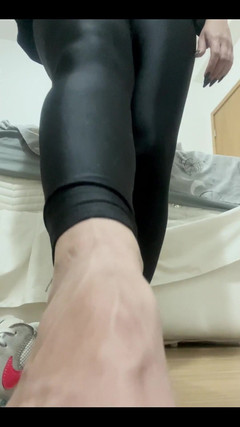 KiffaFeet: Ich ziehe meine verschwitzten und super stinkenden Turnschuhe aus, die...