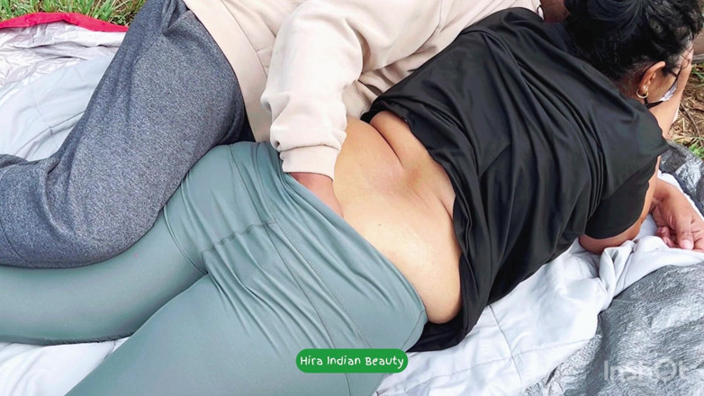 Hot 365 Entertainments: Atrevida MILF India Hira: Romance Al Aire Libre Con Culo...
