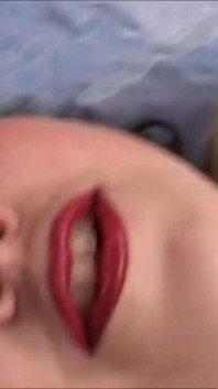Owłosiona laska BBW uwielbia masturbować się swoją zabawką dildo