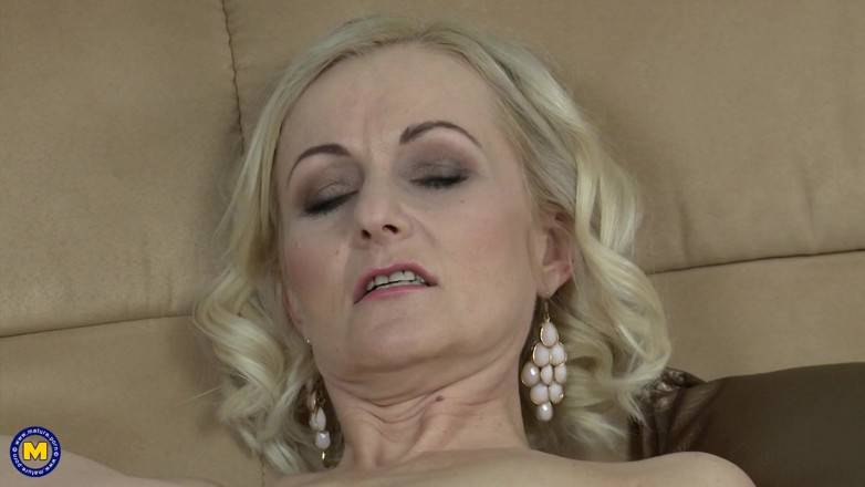 Mature NL: MILF Venice Rubs Her Throbbing Clit with a Vibrator