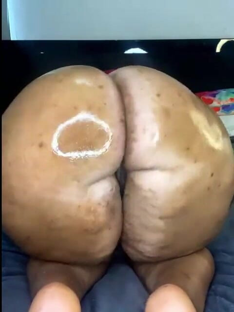Big black clapping booties: Masturbare extrem de grozavă, episodul 1039