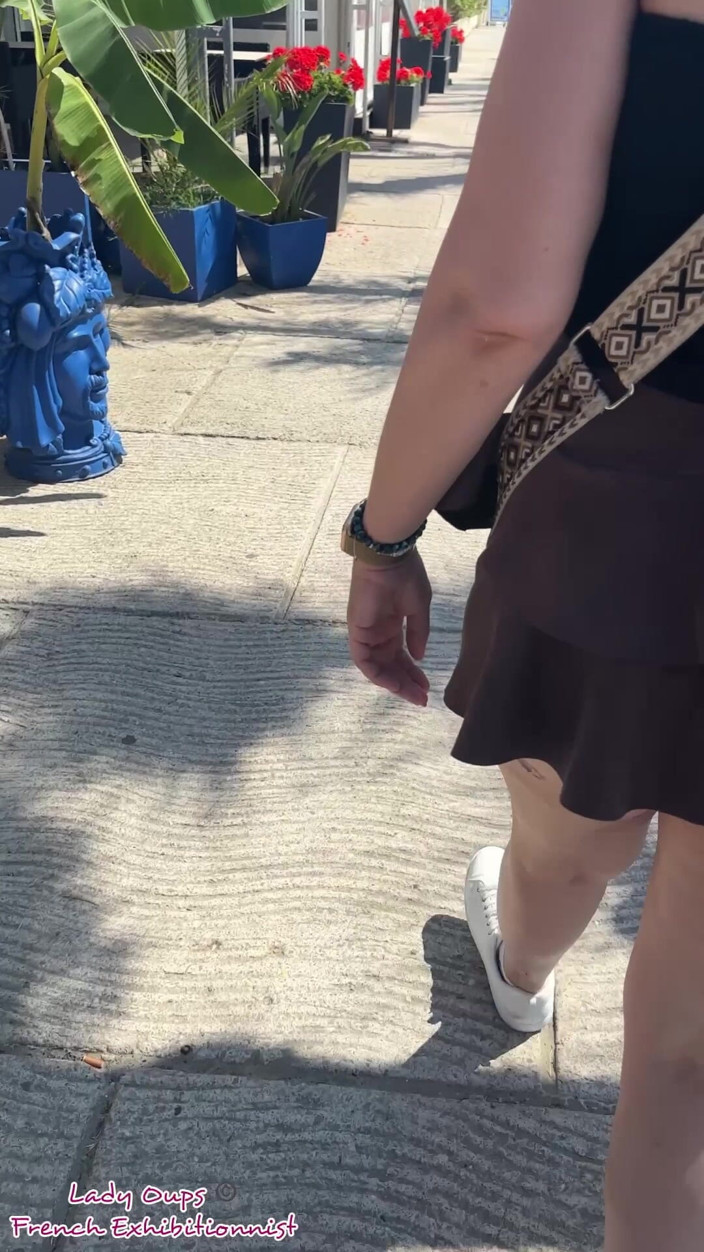 Lady Oups: Veřejné Vystavování V Mikrosukni