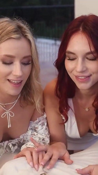 Trojka Leya Desantis a Lily Blossom končí špinavým výstřikem na obličejích