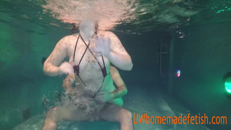 UW Homemade Fetish: Couple having fun in the pool underwater