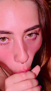 Une bombasse juteuse taille une bonne pipe baveuse