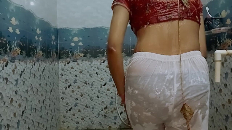 Ankurpriya000: Индийская мачеха купается в открытом белом легике, заставляю меня чувствовать себя лучше