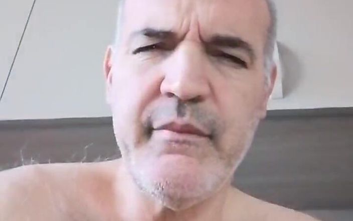 Setesesso7: Îmi vei vedea pula de jos în sus, mă masturbez cu...
