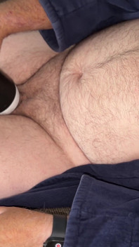 Solo relajándome en la sala masturbándome con porno