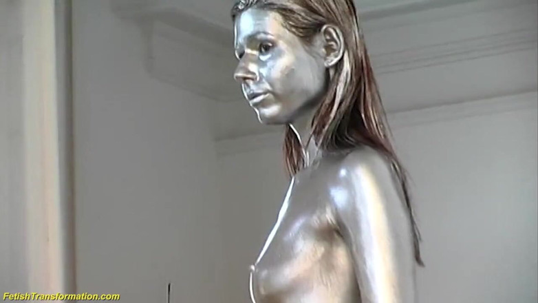 Fetish Islands: La statua del bocchino calvo dipinta d'argento in posa