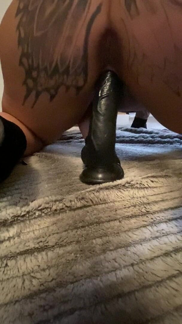 MzKiTTy91: Polițistă curvă cu cur perfect futută de o pulă neagră...