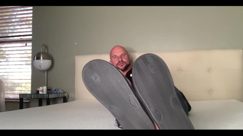 Jasons feet: Hanya Bertelanjang Dengan Kaki Saya Inci Dari Muka Awak