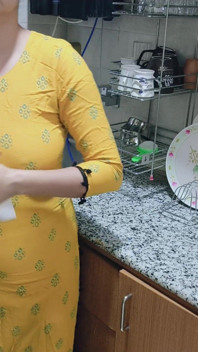 Azgın üvey annemi mutfakta buluyorum - Hintçe porno