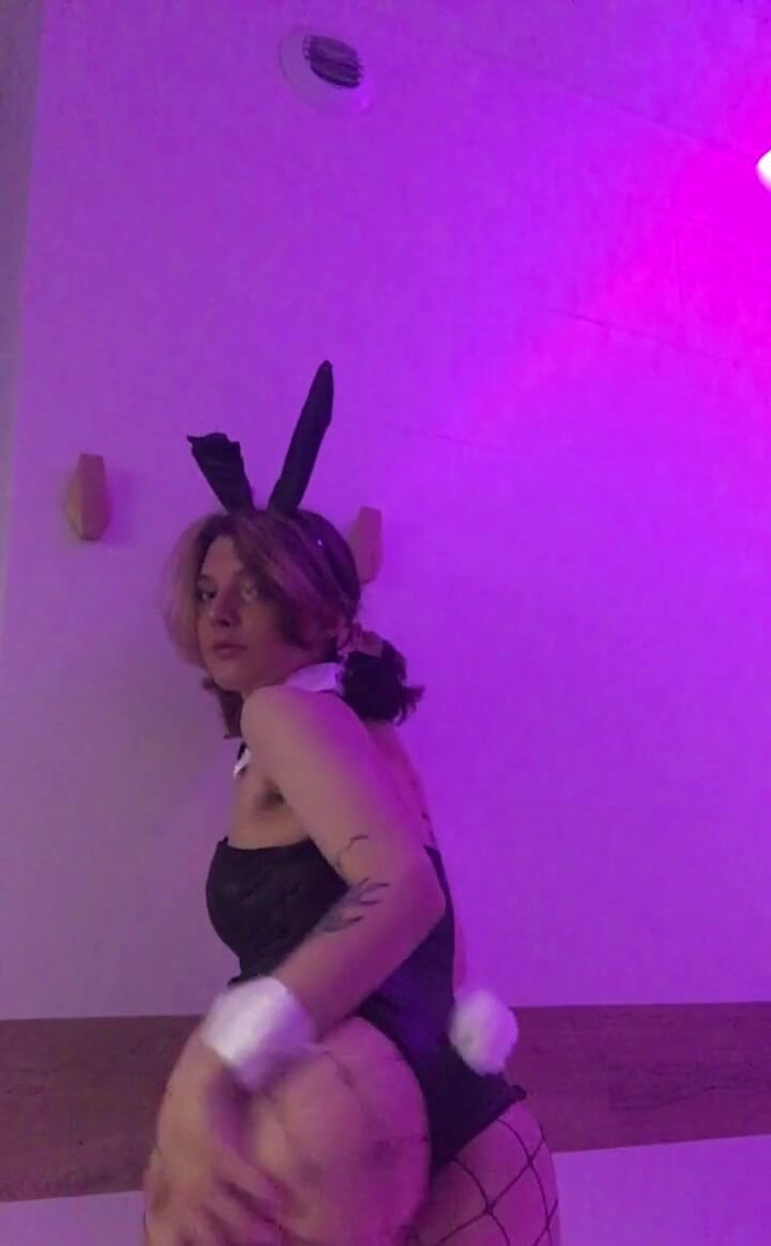 Soft Vulgar: Finalmente tengo mi traje de conejito, ¿te gustaría un pequeño bollo...