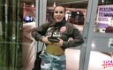 Aische Pervers: Foxy alemana tiene su coño perforado en un centro comercial