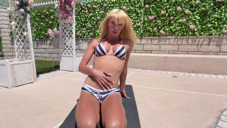 Eris Jolie: สาวข้ามเพศผมบลอนด์ Eris Jolie เล่นดิลโด้ริมสระน้ํา