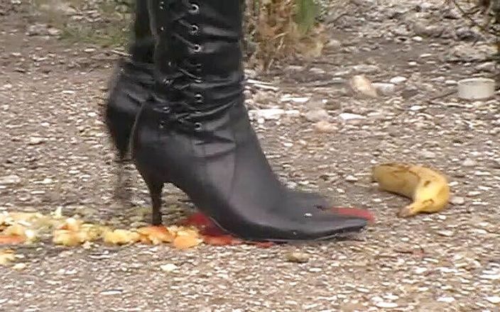 Foot Girls: ハイヒールで屋外で食べ物を潰す