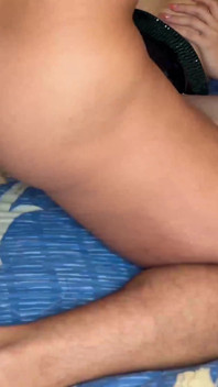 Curvă de înaltă clasă în fustă mini și tocuri îi face pe plac modelului masculin