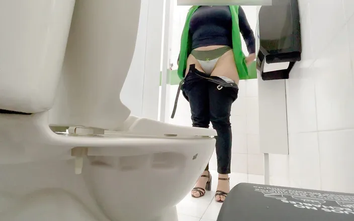 Esperanzitaluton: Camera in Bathroom Records Hotel Company Executive