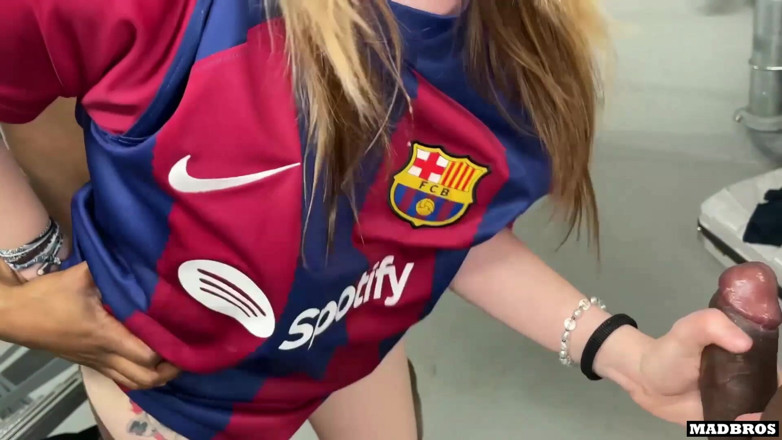 MadBros Prod: Seorang suporter Barcelona dientot sama penggemar PSG di koridor Stadion...