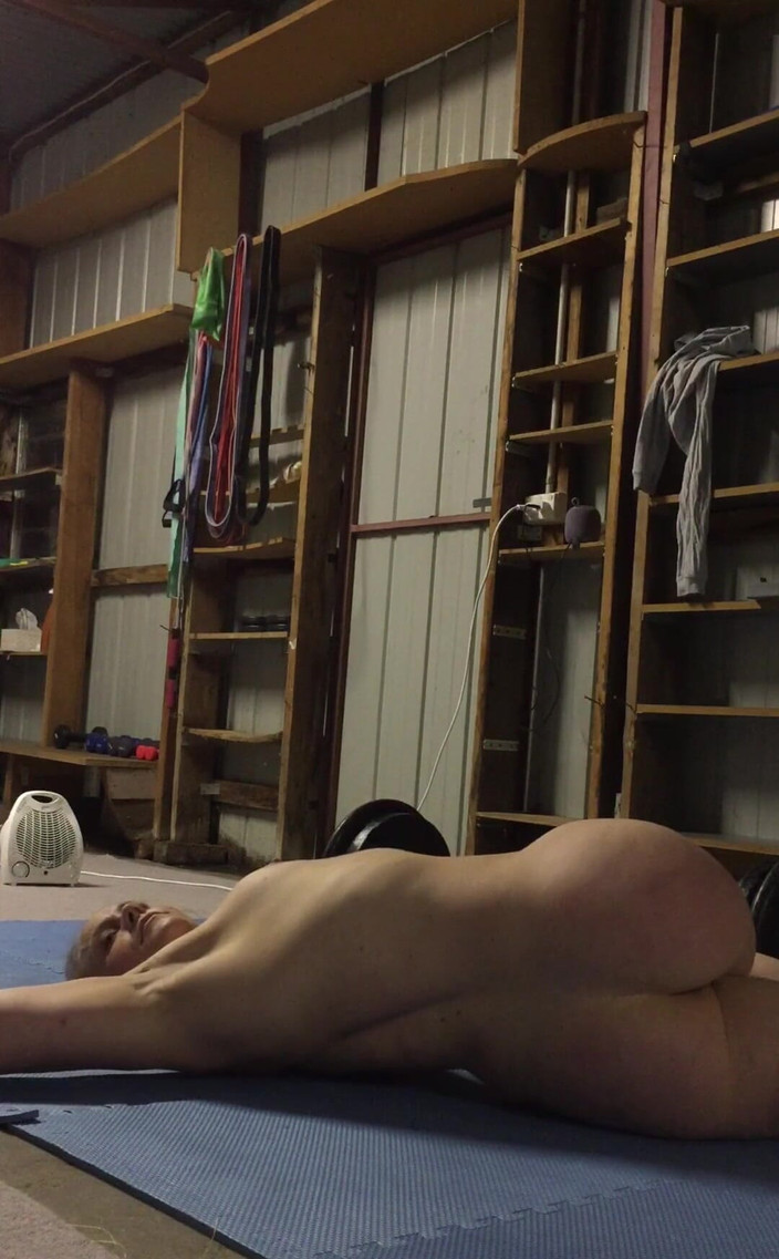 Michellexm: Barbells मुझे चालू करती हैं खासकर जब मैं मेरी कसरत के बाद सभी हॉट और पसीने से तर हो जाती हूं