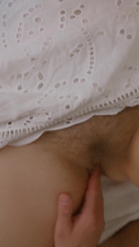 Büyük memeli bir evli kadın kocasıyla - bir etek ve seksi bir kolye yeterli. Evlilik seksi.
