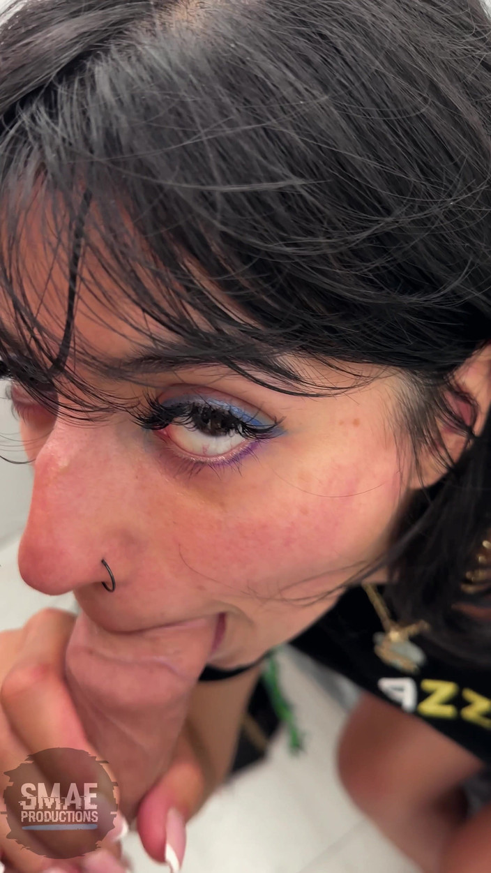 Aaliyah Yasin: Aaliyah Yasin porno çekimine ara verirken bir adamla sikişiyor