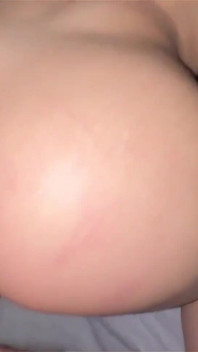 Den perfekta flickan med ett pumpat byte låter dig hamra hennes röv - anal pOV