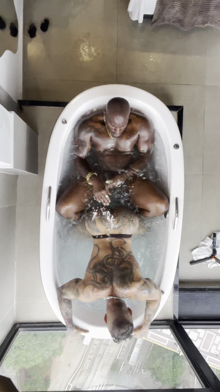 DADDYBLACKXXX: マッスルボディビルダーのスラットがBBCに犯される!