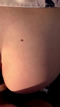 見知らぬ人が家の屋根の上で情熱的に大きなペニスを抱きし、パンティに精液を漏らす