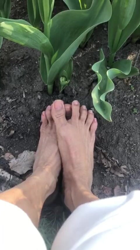 Naelor: Melove com seus pés pequenos ao ar livre no Jardim