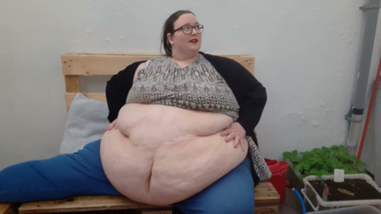 SSBBWLadyBrads: SSBBW secret garden belly play