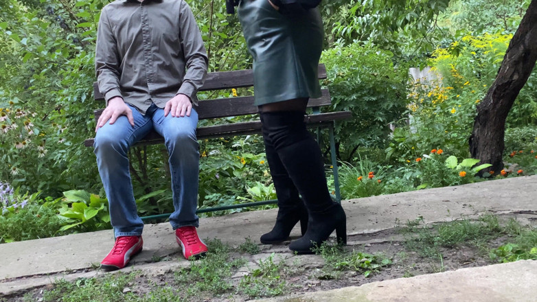OurFetishLife: Mama vitregă îi face un cadou fiului ei vitreg după o...