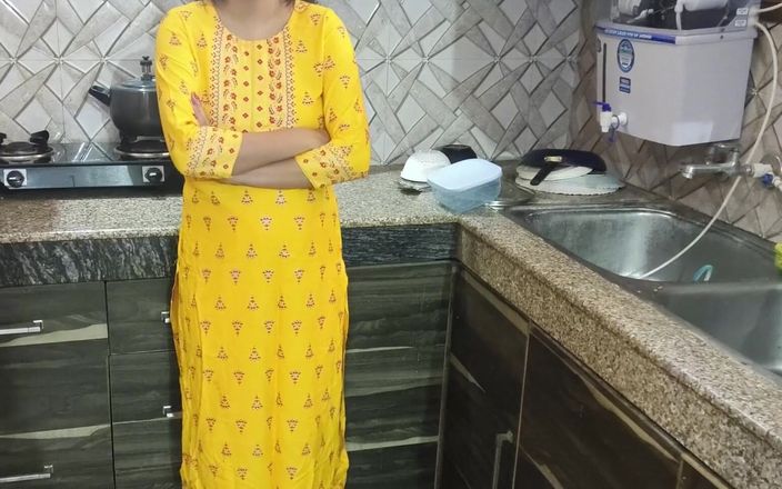 Saara Bhabhi: Hindi sex story roleplay - Desi Bhabhi estava lavando pratos na...