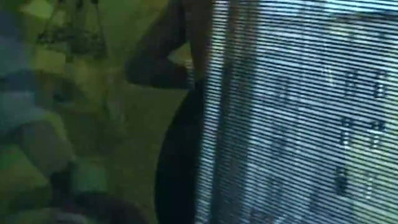 German bitch hunter: Rubia se extiende para dedeándose profundamente el coño