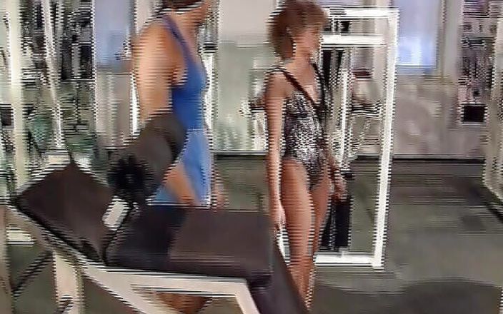 Deutsche XXX Filme: 两个健美的德国女郎在健身房分享大鸡巴之前互相取悦