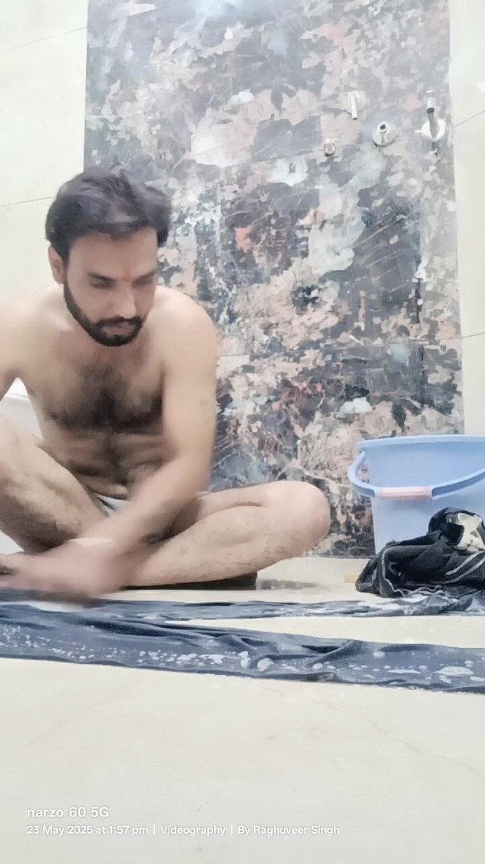 Rajasthani-old-lover: Indische Desi-man geniet van douche en thuisplicht