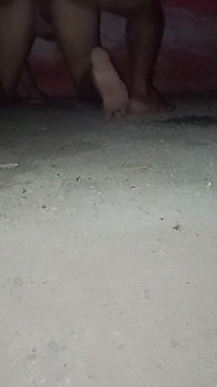 妻と私は夜の廃屋にいます