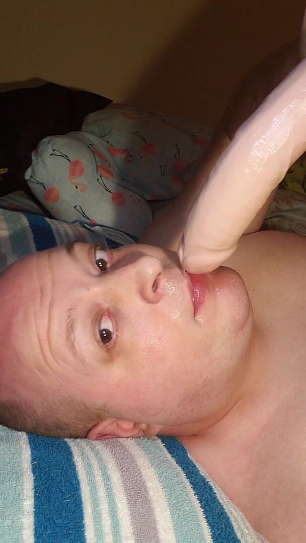 Charlieboy69: Stále deepthroat obrovské dildo
